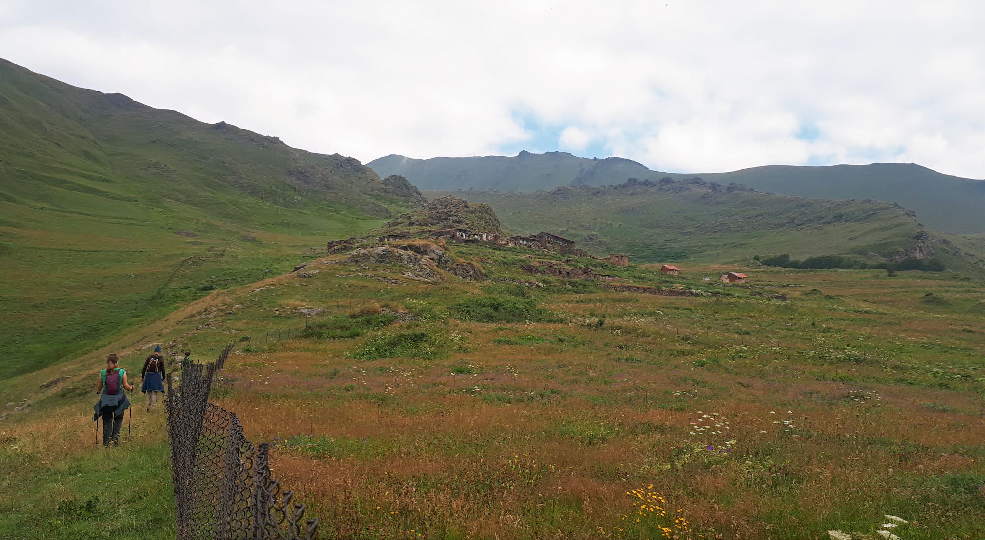 Ruins of Toti village ahead