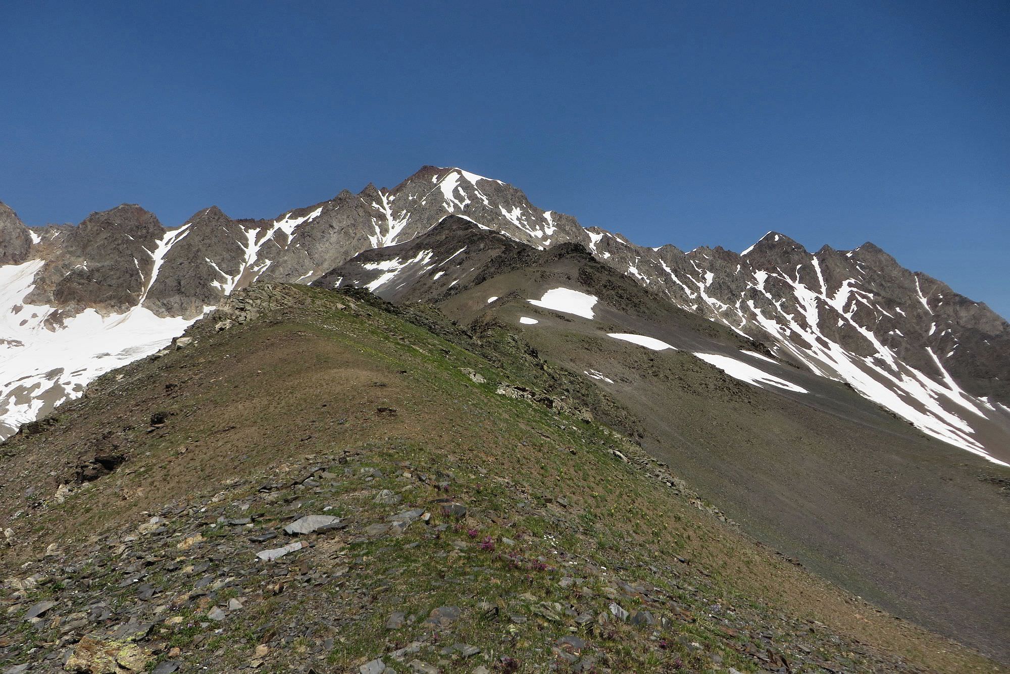 Chkhuti ridge behind three cairns