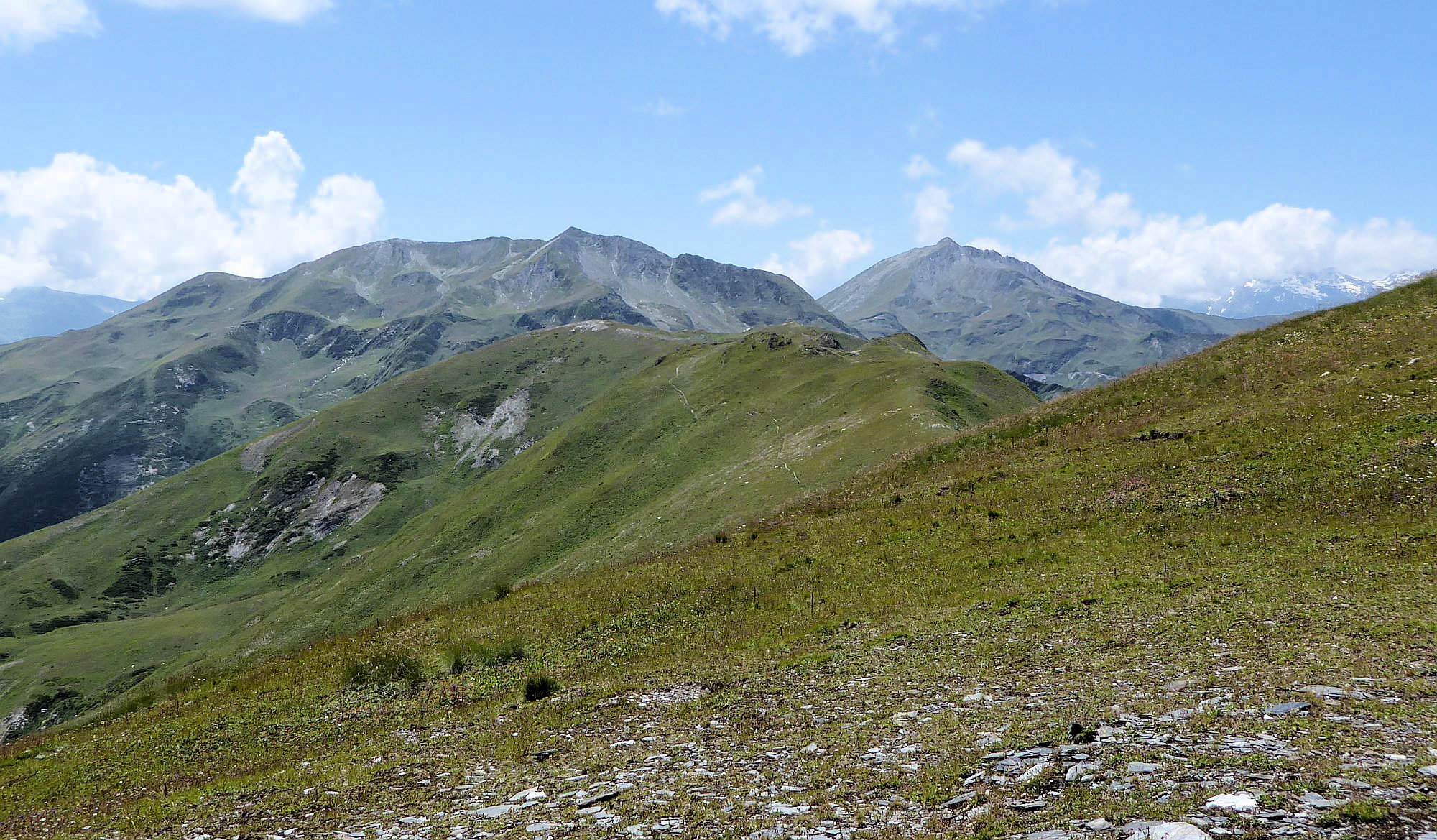 Hiking on Svaneti ridge (by Oriol Girona)