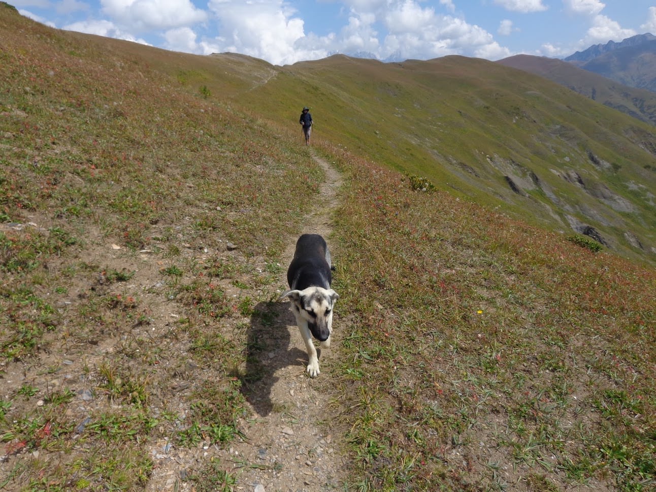 Hiking on Svaneti ridge (by Oriol Girona)