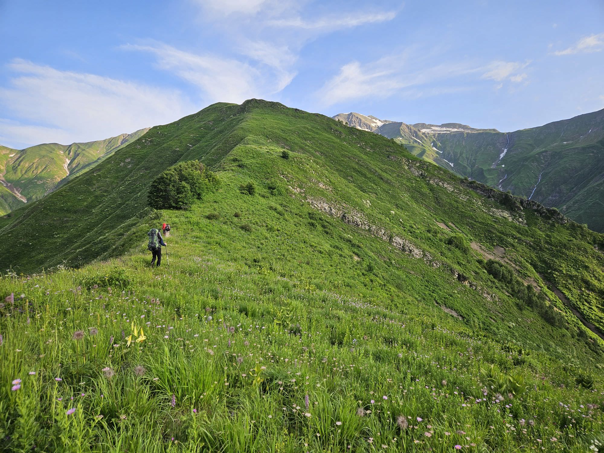 Morning start towards the pass