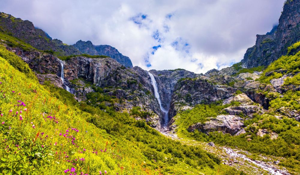 Hike to the Shdughra waterfall