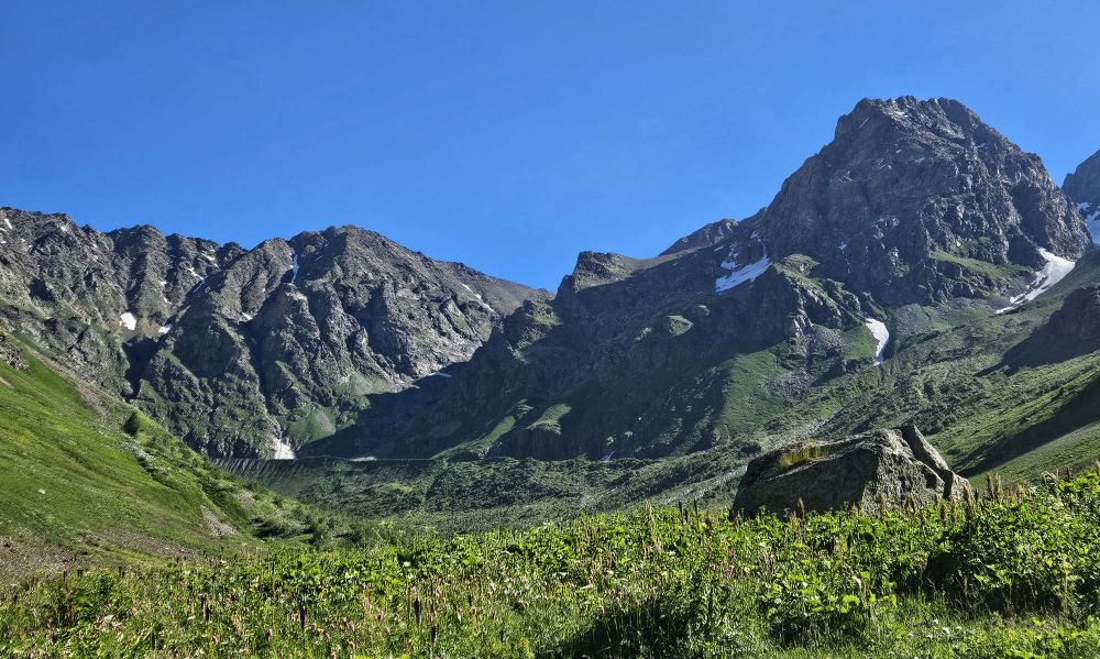 Hike from Mazeri towards the Becho Pass